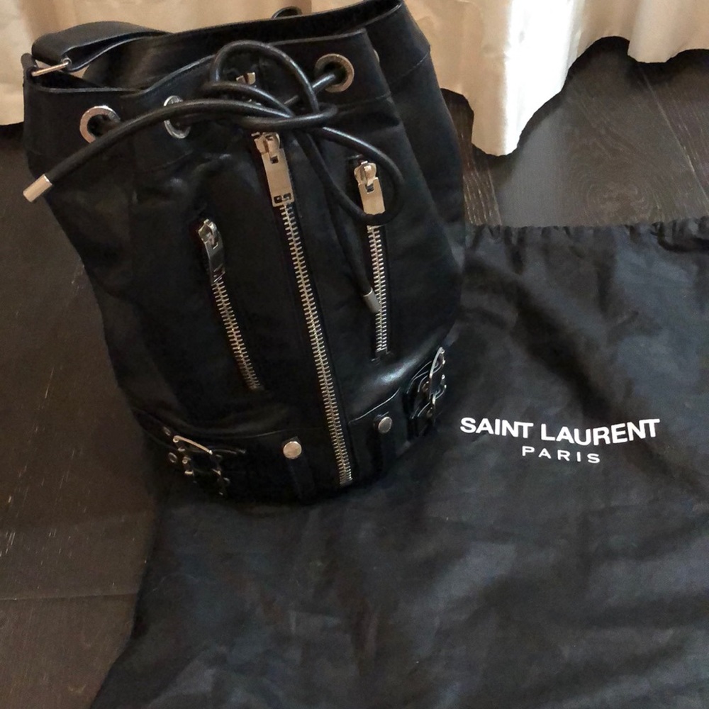 Beautiful leather bucket bag! Can be crossbody